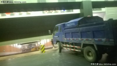 福田时代金刚718方向跑偏,一个手拿不住方向.其他人不敢高清图片
